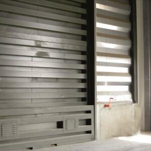 Lifting segment doors with steel segments